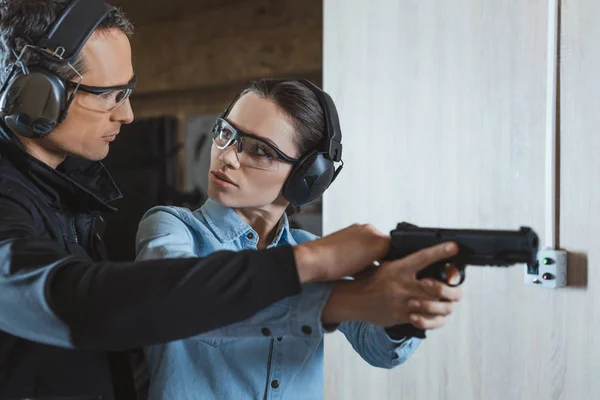 Male Instructor Helping Customer Shooting Range — Stock Photo, Image