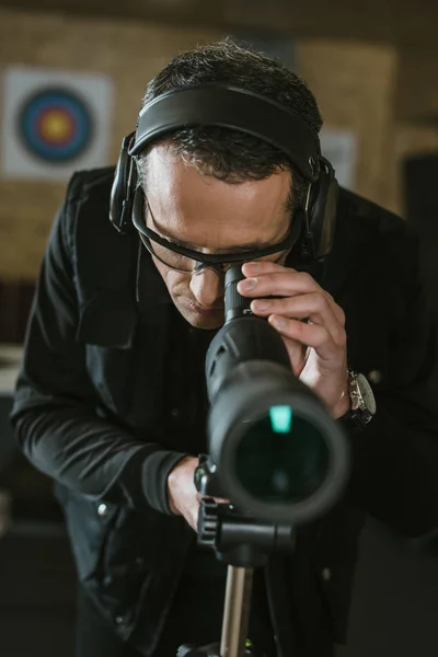 Man Zoek Door Middel Van Verrekijkers Het Ontspruiten Van Waaier — Stockfoto