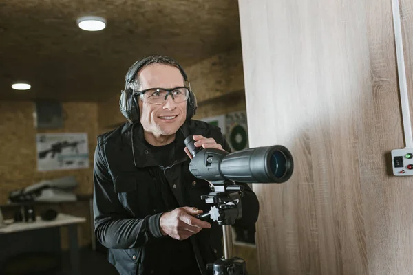 Smiling Man Binoculars Shooting Range — Stock Photo, Image