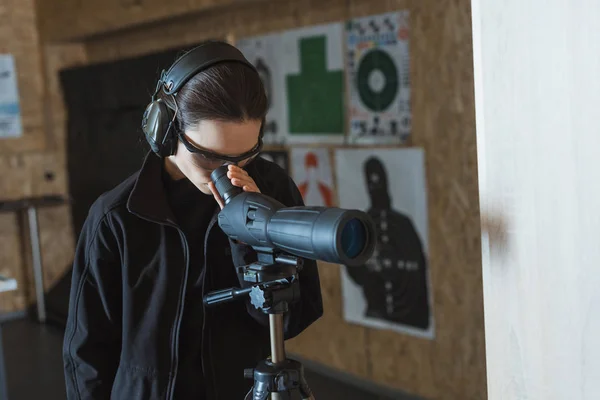 Woman Looking Binoculars Shooting Range — Free Stock Photo