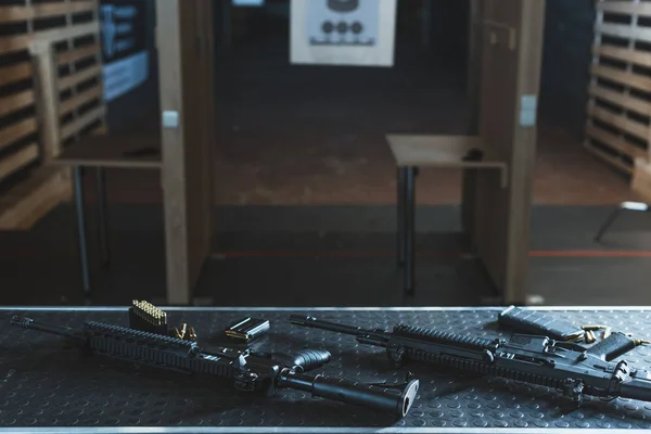 사격장에서 테이블에 총알과 — 스톡 사진