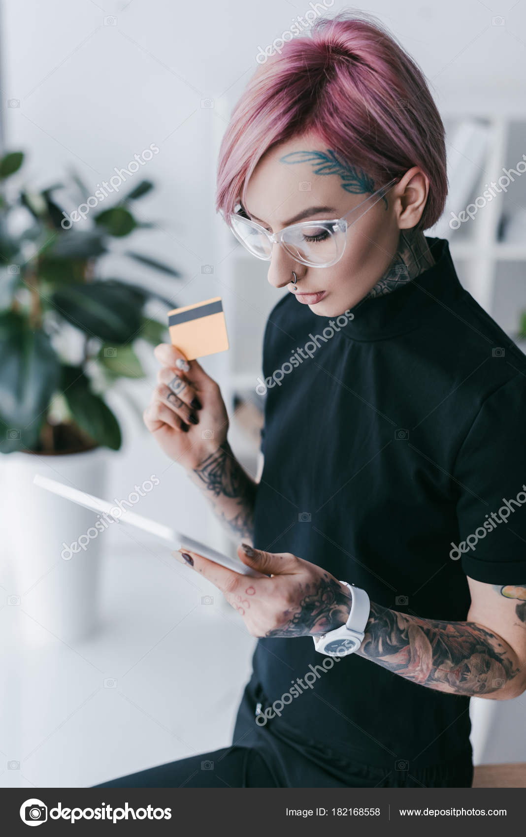 Young Tattooed Businesswoman Holding Credit Card Using — Free Stock Photo ©  VitalikRadko #182168558