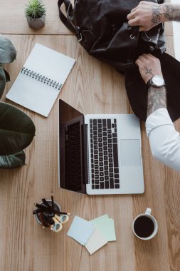 sırt çantası laptop ile işyerinde çalışırken açılış işadamı kadeh kırpılmış