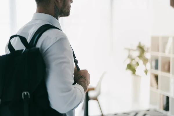 Recortado Disparo Joven Hombre Negocios Con Mochila Mirando Hacia Otro — Foto de Stock