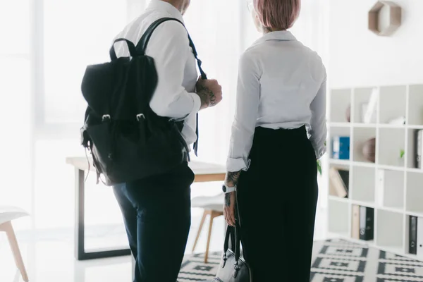 Corte Tiro Jovem Casal Desgaste Formal Deixando Escritório Juntos — Fotografia de Stock