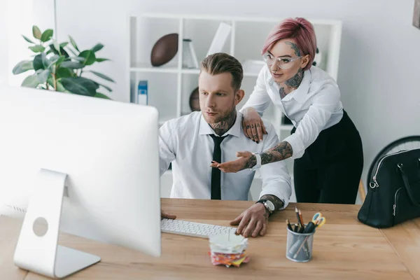 Young Tattooed Business People Using Desktop Computer Together Office — Stock Photo, Image