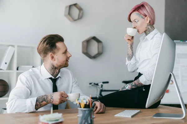 Young Business Colleagues Drinking Coffee Looking Each Other Office — Stock Photo, Image