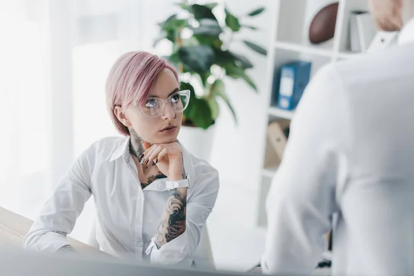 Schnappschuss Von Seriöser Junger Geschäftsfrau Die Kollegin Büro Ansieht — Stockfoto