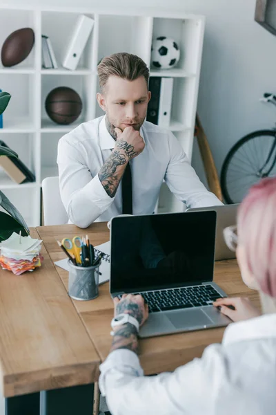 Przycięte Strzał Młodych Biznesmenów Pomocą Laptopów Biurze — Zdjęcie stockowe