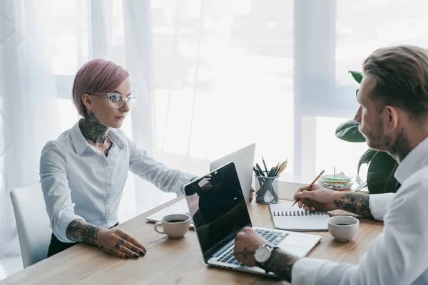 Young Businessman Using Laptop Looking Female Colleague Sitting — Stock Photo, Image