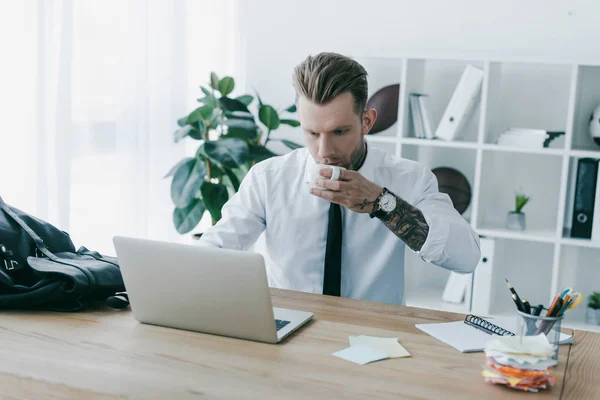 Schöner Junger Geschäftsmann Der Kaffee Trinkt Und Laptop Arbeitsplatz Benutzt — Stockfoto