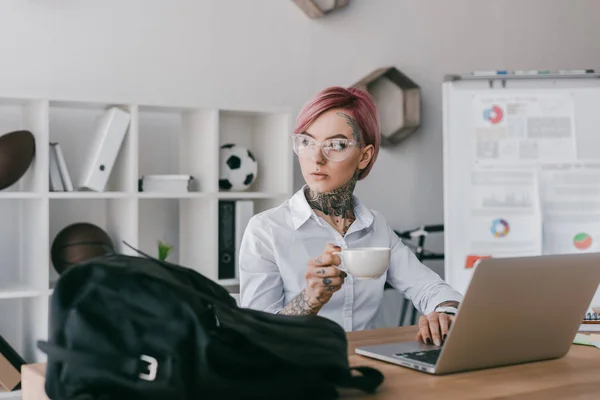 Jovem Empresária Segurando Xícara Café Olhando Para Longe Usar Laptop — Fotografia de Stock