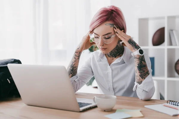 Hangsúlyozta Fiatal Üzletasszony Használ Laptop Munkahelyen — Stock Fotó