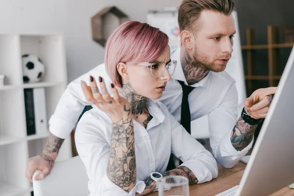 Junge Tätowierte Kollegen Offizieller Kleidung Arbeiten Mit Desktop Computern Büro — Stockfoto