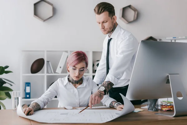 Young Tattooed Business People Formal Wear Working Blueprint Office — Stock Photo, Image