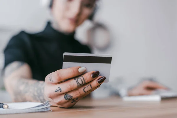 Selective Focus Young Woman Holding Credit Card — Stock Photo, Image