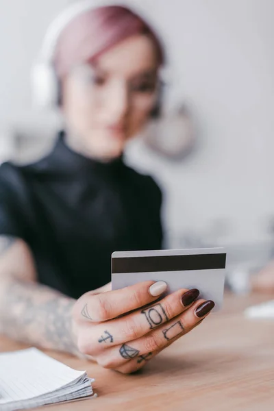 Close View Young Woman Holding Credit Card — Free Stock Photo