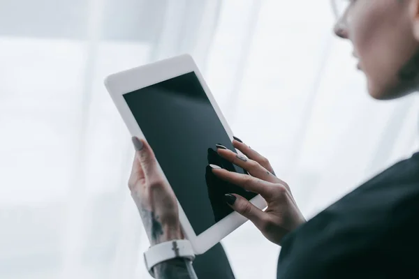 Tiro Recortado Empresária Usando Tablet Digital Com Tela Branco — Fotografia de Stock