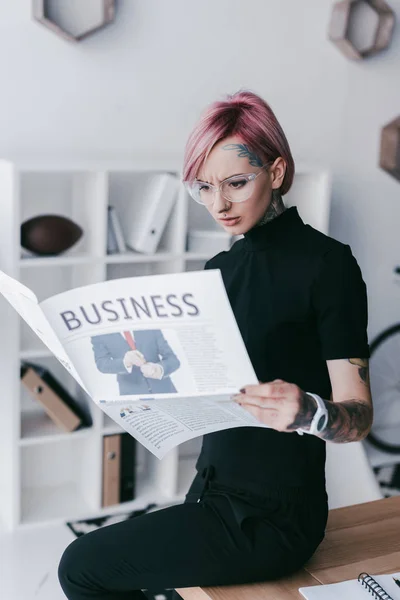 Seria Joven Mujer Negocios Tatuada Gafas Leyendo Periódico Lugar Trabajo — Foto de Stock