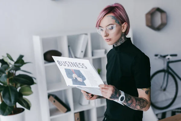 Jonge Getatoeëerd Zakenvrouw Brillen Het Lezen Van Krant Werkplek — Stockfoto