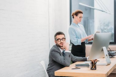 sıkılmış işadamı meslektaşı modern Office ile çalışma