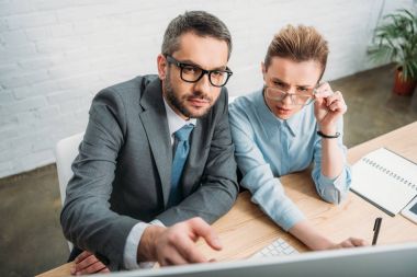 bilgisayar ile birlikte çalışma modern office iş adamları konsantre