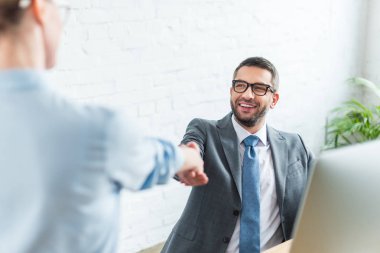 İşyerinde otururken el meslektaşım sallayarak işadamı