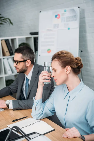 Erschöpfte Geschäftsfrau Mit Kopfschmerzen Beim Versuch Mit Ihrem Kollegen Büro — Stockfoto