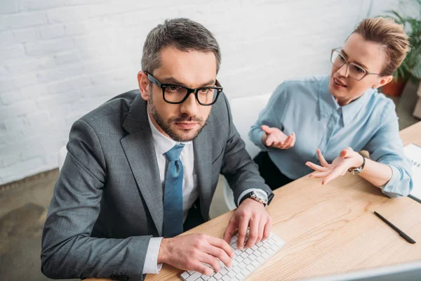 Colegas Negocios Que Trabajan Con Computadora Juntos Oficina Moderna —  Fotos de Stock