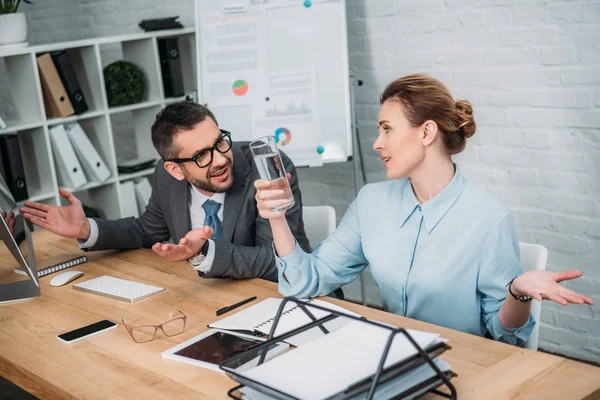 Uitgeput Managers Werken Samen Bij Moderne Kantoor — Stockfoto