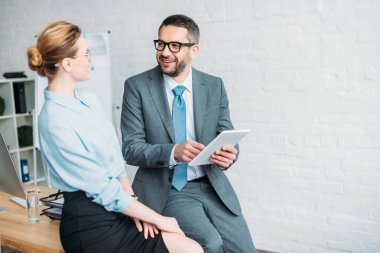 Tablet ile Office birlikte çalışma iş adamları