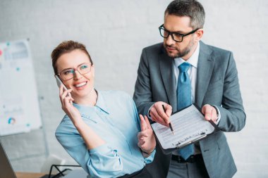 süre o belgeyi imzalamak için meslektaşı telefonla konuşuyor ve sataşmak onu soran işadamı