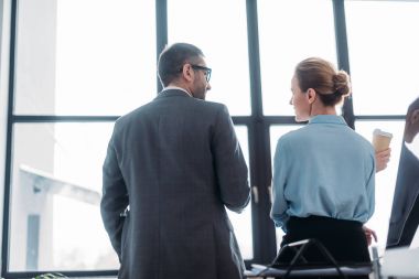 Dikiz ofiste konuşmayı ve kahve içme iş adamları