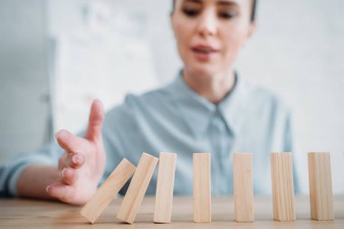 Tablo satırındaki düşen tahta bloklarla işkadını yakın çekim çekim, Domino etkisi kavramı