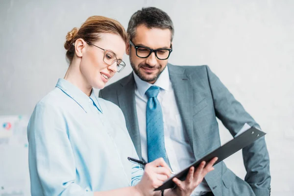 Glückliche Erfolgreiche Geschäftspartner Unterzeichnen Vertrag — Stockfoto