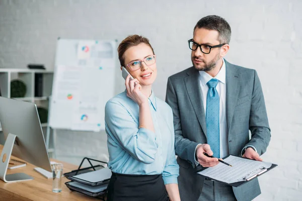 Zakenman Vragen Van Zijn Collega Ondertekenen Papieren Terwijl Praten Telefoon — Stockfoto