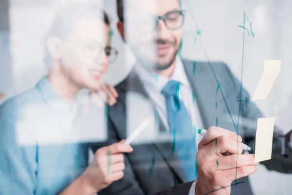 Jóvenes Empresarios Dibujando Gráficos Tablero Presentación Vidrio — Foto de Stock