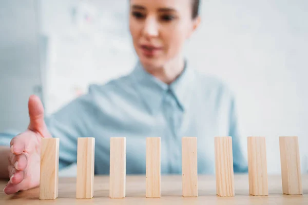 Close Shot Attractive Businesswoman Assembling Wooden Blocks Row Worktable Dominoes — Stock Photo, Image