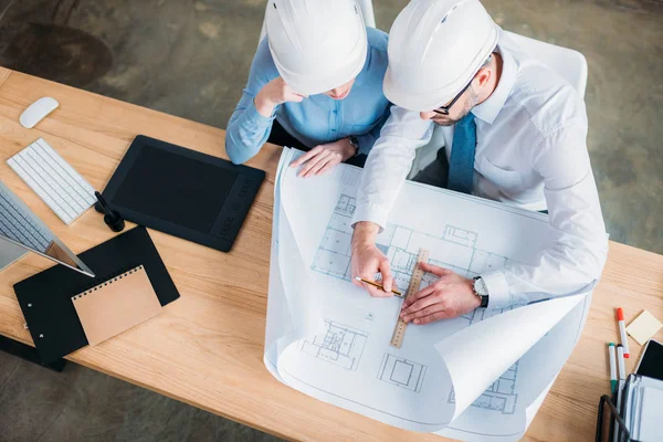 Hochwinkel Ansicht Von Architekten Harten Hüten Die Mit Bauplan Büro — Stockfoto