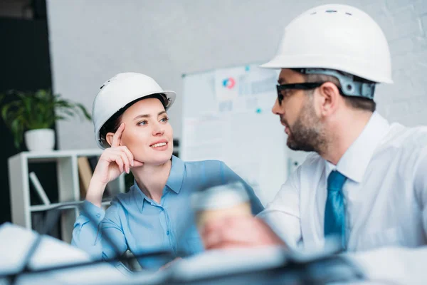 Architetti Con Cappelli Duri Che Parlano Lavoro Ufficio — Foto Stock