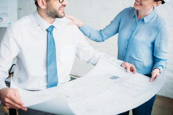 Recortado Disparo Arquitectos Discutiendo Plan Construcción — Foto de Stock