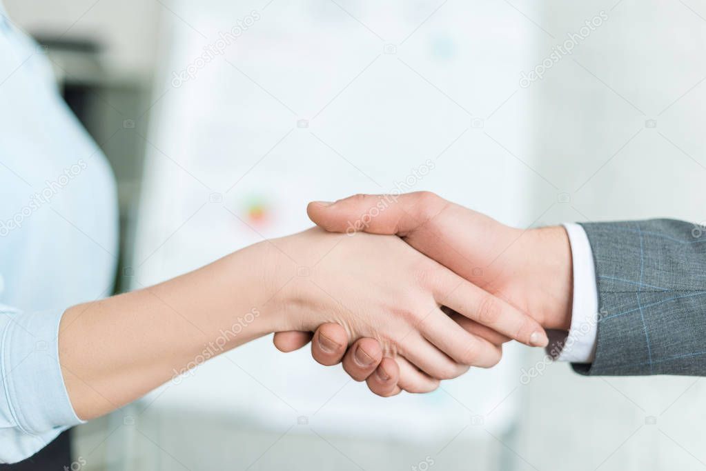 cropped shot of businesspeople shaking hands