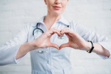atış bir kadın doktor kalp el işaretiyle gösterilen kırpılmış