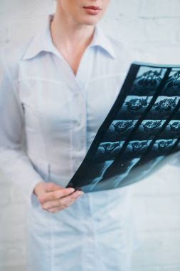 bir kadın doktor MRI tarama incelenmesi kırpılmış atış