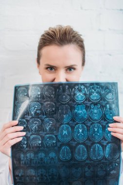 kadın doktor kat yarı-in yüz ile MRI tarama
