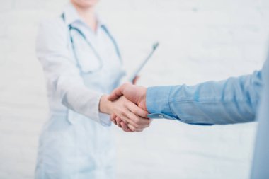 hasta hasta doktor shakign elinde kadeh kırpılmış