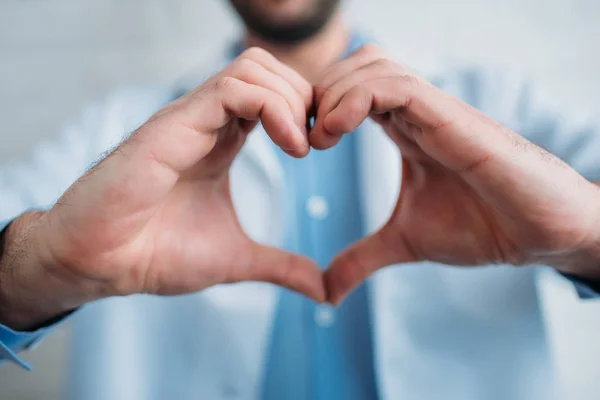 Schnappschuss Von Arzt Der Herzzeichen Mit Händen Zeigt — Stockfoto