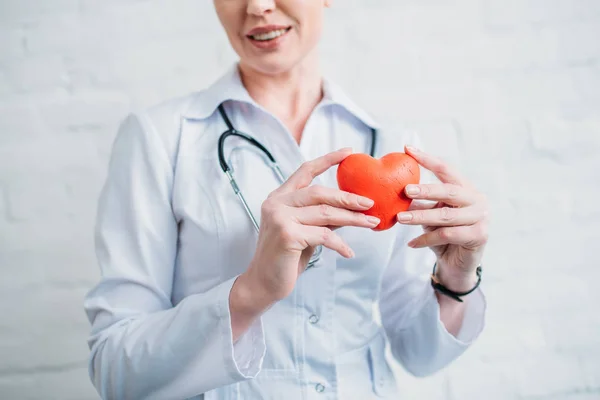 Tiro Recortado Médico Fêmea Com Coração Brinquedo — Fotografia de Stock