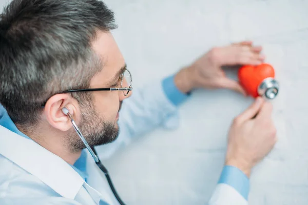 Homme Médecin Écoute Battements Coeur Jouet Coeur Avec Stéthoscopes — Photo