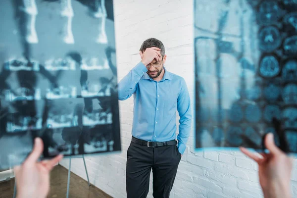 Šokovaný Pacient Obdržení Výsledků Magnetické Rezonance — Stock fotografie